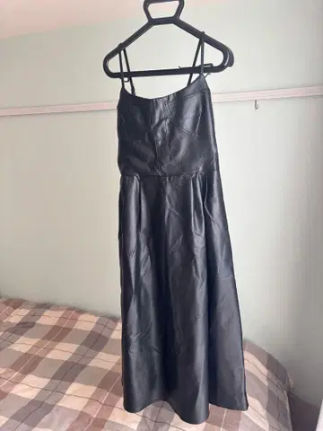 블랙 가죽 슬리브리스 원피스