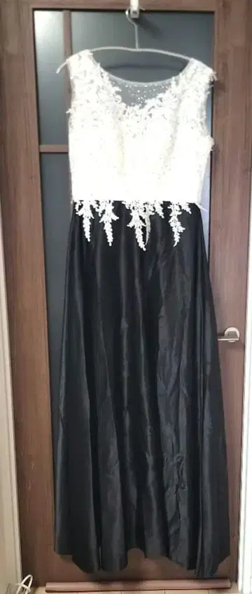 화이트와 블랙의 롱 드레스