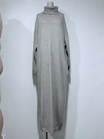 베이지 터틀넥 롱 니트 원피스