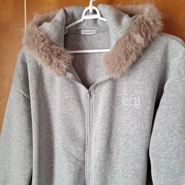 퍼 달린 그레이 집업 후드티