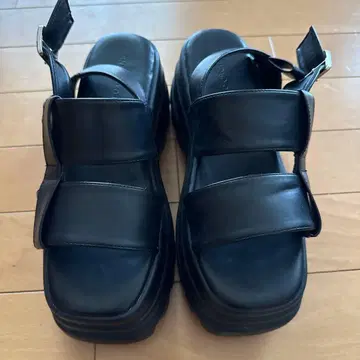 RODEO CROWNS 블랙 플랫폼 샌들