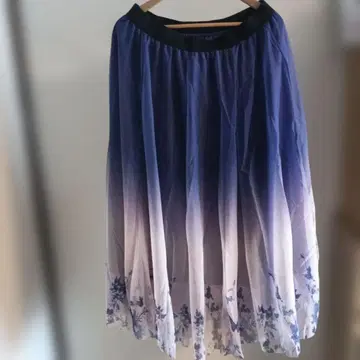 그라데이션 꽃무늬 플레어 스커트