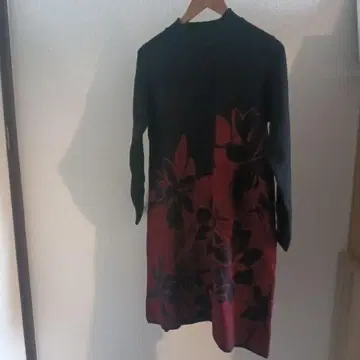 블랙과 빨간색 꽃무늬 긴팔 무릎 기장 원피스