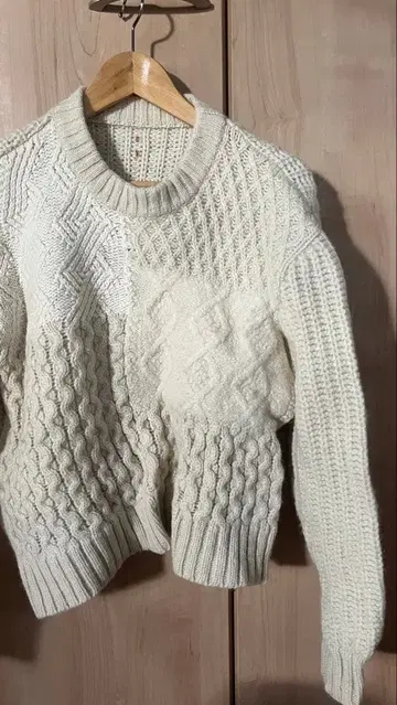아이보리 케이블 니트 스웨터 긴팔