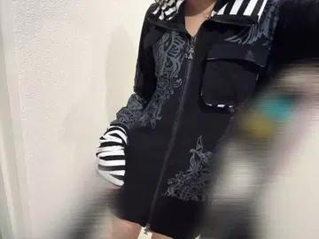 그래픽 프린트 후드 부착 맨투맨