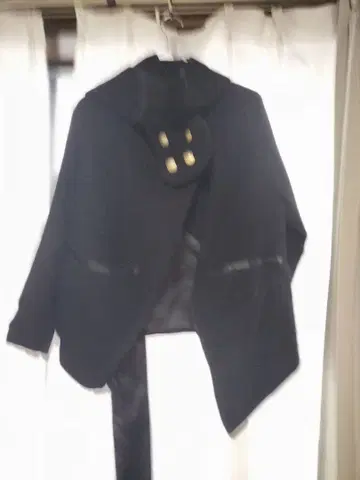 블랙 버튼 & 옷깃 머플러 케이프 코트