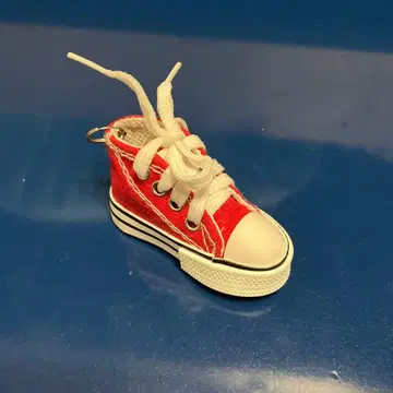 빨간색 미니어처 스니커즈 키링 포함