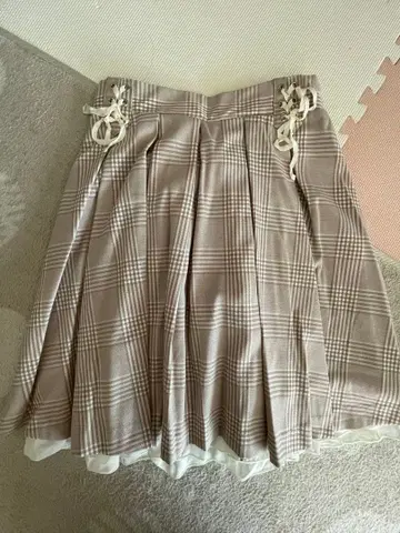 베이지 계열 체크 플레어 스커트