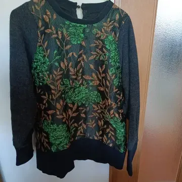 Kittle 꽃무늬 자수입은 긴팔 니트탑