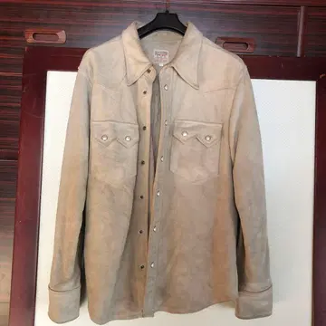 베이지 가죽 셔츠 버튼 달린 포켓