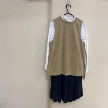 베이지 코듀로이 슬리브리스 베스트 휠라델페르