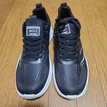 YIN SAES NO.1 블랙 스니커즈