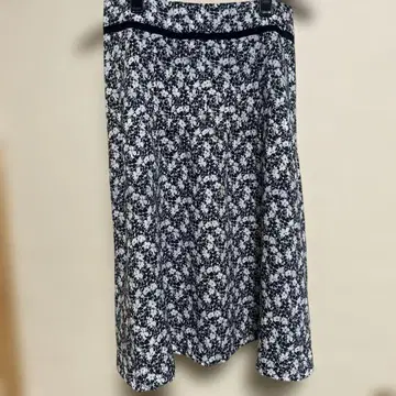 플레어 스커트 네이비와 화이트 꽃무늬