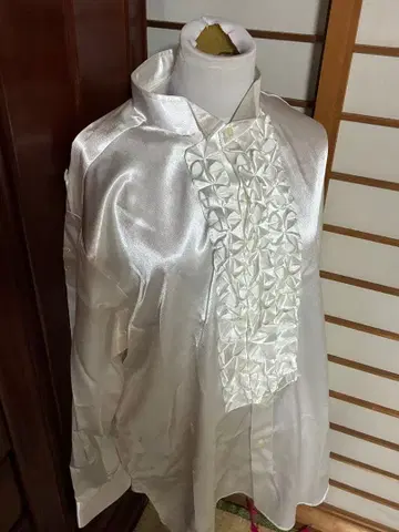 화이트 새틴 턱시도 셔츠 택 포함 미사용