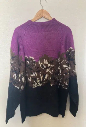 EVRIS 플라워 자카드 하이넥 니트