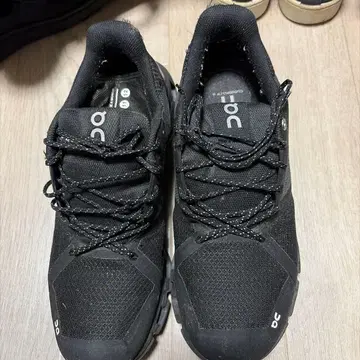 On 블랙 스니커즈