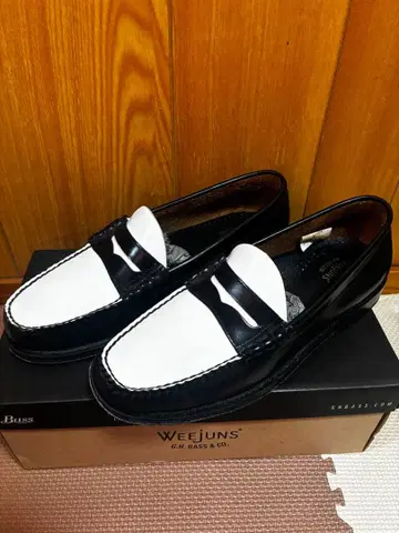 WEejuns 블랙 화이트 가죽 로퍼