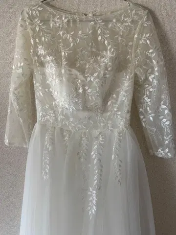 화이트 자수 긴팔 웨딩 드레스