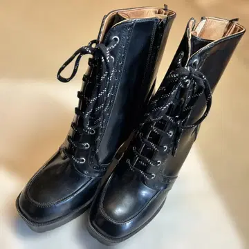 H&M 블랙 레이스업 통굽 부츠