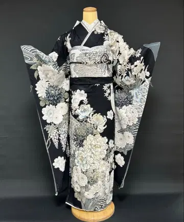 블랙 베이스의 쿨한 모란과 국화, 흐르는 물의 후리소데 풀세트