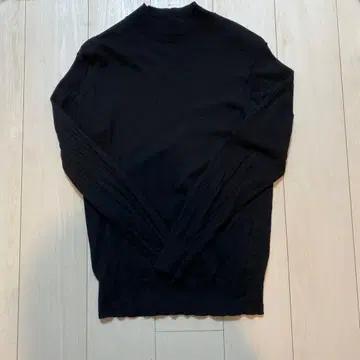 유니버설 랭귀지 블랙 모크넥 니트