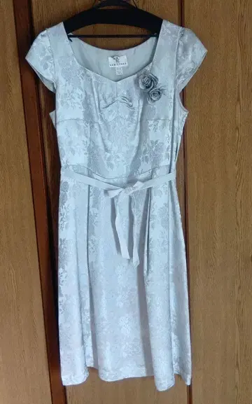 실버 플라워 모티브 원피스