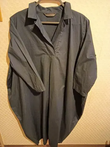 미즈이로 인드 네이비 셔츠 원피스 둥근 실루엣입니다