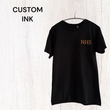 CUSTOM INK NHS 로고 T셔츠 블랙 반팔 상의 블랙