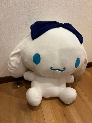 화이트 봉제 인형 큰 귀와 파란 리본