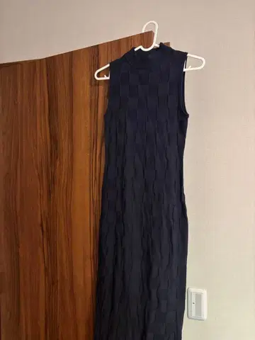 네이비 체크무늬 슬리브리스 원피스