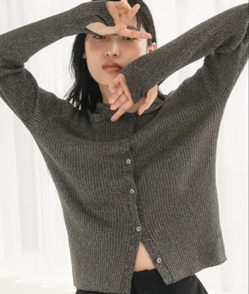 핑거홀이 있는 롱 슬리브 라메 폴로 니트