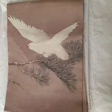 나고야 오비 옅은 핑크색 하얀 새