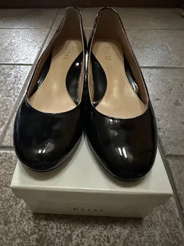 [ 미사용 새상품 ] pitti 블랙 에나멜 펌프스 23.5