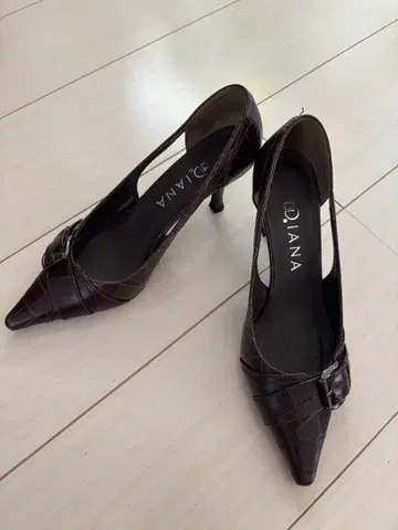 DIANA 다크 브라운 하이힐