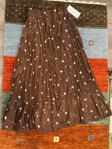 미사용 새상품 마제스틱 레곤 브라운 플리츠 스커트 꽃무늬