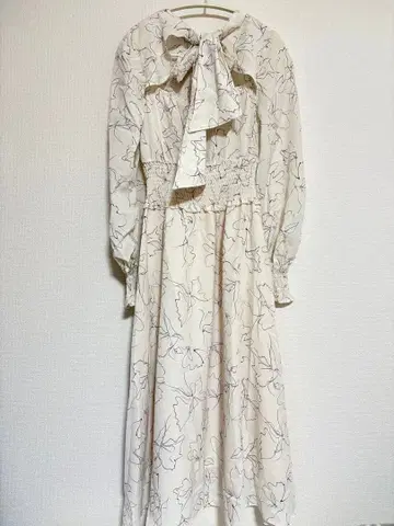 뒷 리본 포함 프릴 플라워 원피스 tocco closet 아이보리