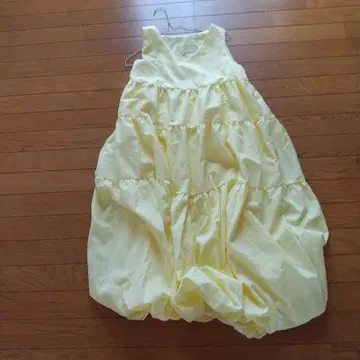 연한 옐로우 컬러 티어드 롱 원피스 반팔