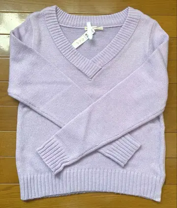 라벤더 V넥 니트 보라색 라메