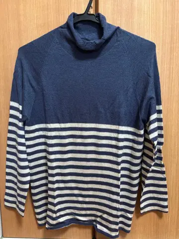 레리안 네이비 스트라이프 터틀넥 긴팔