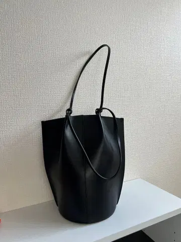 sezane 블랙 합성 피혁 토트백 [ 반값 이하 ]