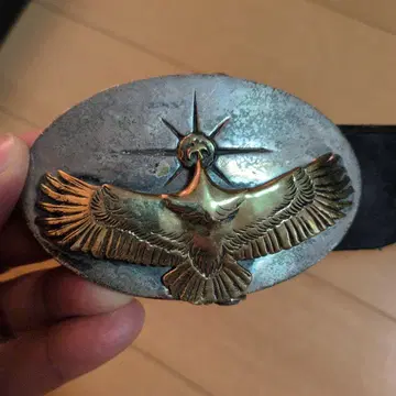 버클 달린 가죽 벨트