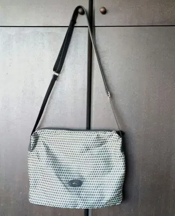 블랙과 화이트 체크 무늬 오사무 숄더백