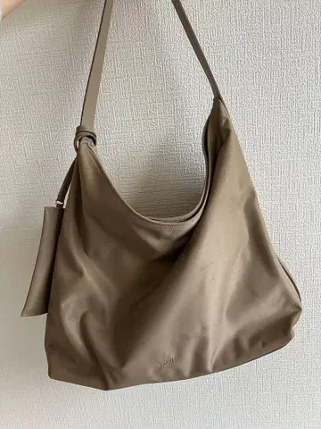 Roh seoul 베이지 숄더백 소형 파우치 포함 [ 반값 이하 ]