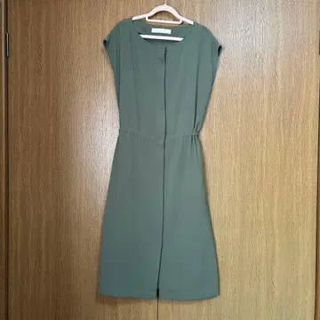 올리브 그린 슬리브리스 무릎 기장 원피스