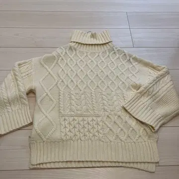 아이보리 케이블 니트 터틀넥 스웨터
