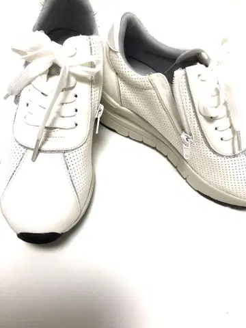 HIROKO KOSHINO 화이트 스니커즈