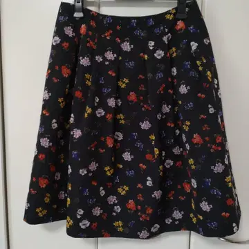 엠즈 그레이시 플레어 스커트 블랙 베이스 꽃무늬 무릎 기장