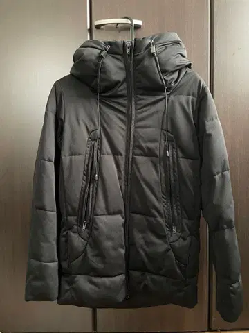블랙 다운 자켓 후드 부착