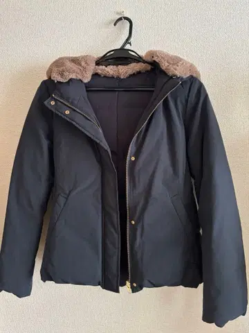 a.v.v. 블랙 퍼(fur) 장식 다운 자켓