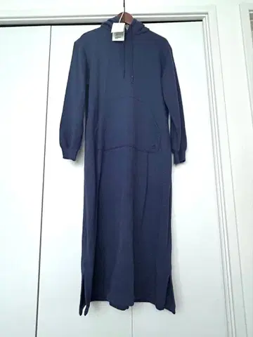 드로어 네이비 후드 부착 긴팔 원피스